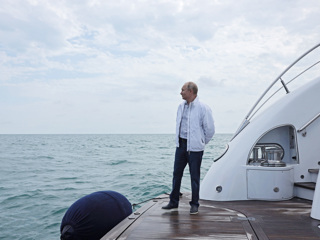 Песков не знает, купался ли Путин в море с Лукашенко