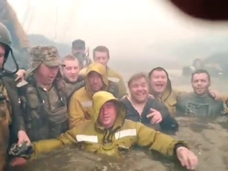 "Выжили!": пожарные спрятались в реке от огня и сняли себя  на видео