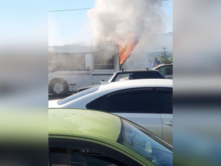 В Красноярске во время движения загорелся пассажирский автобус