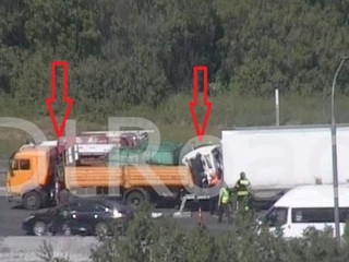 В Москве на МКАД столкнулись грузовики, пострадал водитель