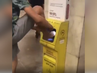 Тиктокер извинился за мытье ног антисептиком в метро
