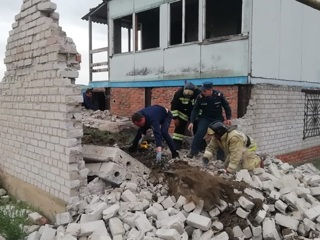 В дачном доме под Воронежем на детей упала плита перекрытия