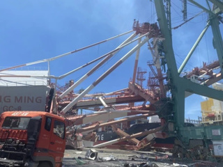 В тайваньском порту рухнули огромные краны. Видео