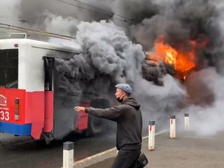 В Кемерове вспыхнул троллейбус с пассажирами. Видео
