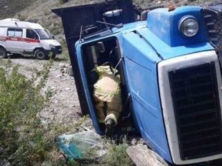 Грузовик с людьми перевернулся в Тыве, пострадали 20 человек