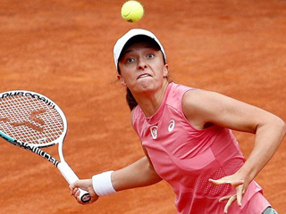 Чемпионка Roland Garros Свентек уверенно прошла в 1/8 финала