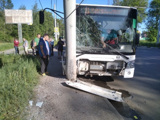 В Ярославле автобус врезался в столб: 10 пострадавших