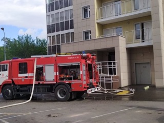 В Красноярске из-за пожара эвакуированы жильцы 24-этажного дома