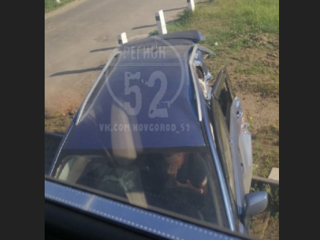 Оторвало багажник: в Нижегородской области автомобиль протаранил поезд