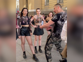 Мужчина с голубями обрушился с матерной бранью на танцовщиц в Петербурге