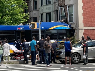 В Нью-Йорке автобус врезался в дом, пострадали 17 человек