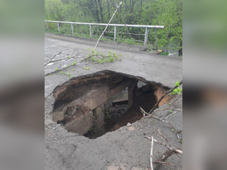 На севере Сахалина частично обвалился мост, отрезав жителей от мира
