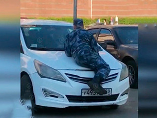 Питерский охранник оседлал автомобиль пьяного мужчины в попытке его остановить