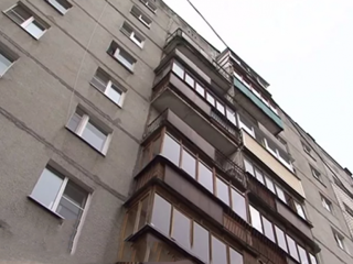 В реанимации, но жива: 16-летняя школьница выпала из окна 4 этажа