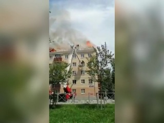 В центре Южно-Сахалинска горит пятиэтажный дом, жильцов эвакуировали