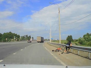 Фура сбила велосипедиста на трассе в Пермском крае. Видео