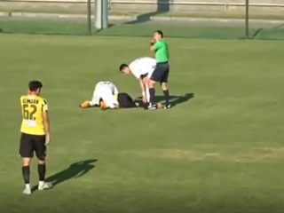 В Казахстане футболист потерял сознание во время матча