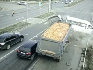 Грузовик с песком протаранил в Волгограде маршрутку с пассажирами. Видео