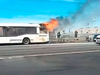 Вспыхнул на ходу. На Володарском мосту в Петербурге загорелся автобус