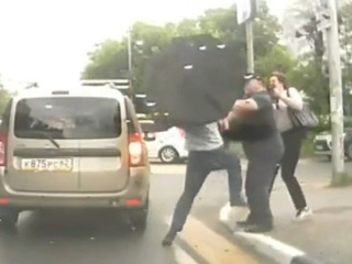 Разъяренный водитель подрался с пешеходом, вооруженным зонтом. Видео