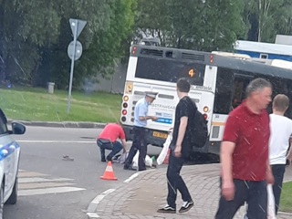 Автобус насмерть сбил девочку на самокате на переходе в Подмосковье
