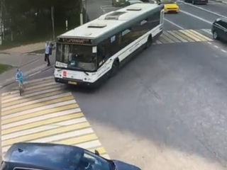 Смертельный наезд автобуса на девочку в Химках попал на видео
