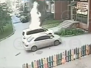 Загадочное возгорание: горящий мотоцикл в Новосибирске попал на видео