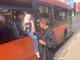 Бегство пассажиров из окна заполненного газом автобуса попало на видео