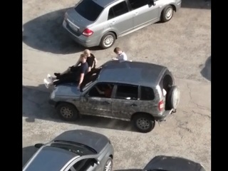 Катал друзей на капоте. В Тольятти сняли детей за рулем автомобиля