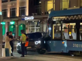 В центре Москвы Bentley не поделил дорогу с трамваем