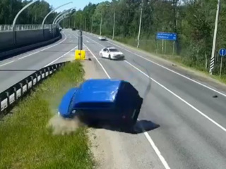 Момент аварии с патрульной машиной в Петербурге попал на видео