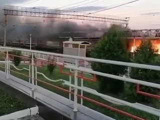 Полыхающий поезд проехал через станцию в Чувашии. Видео