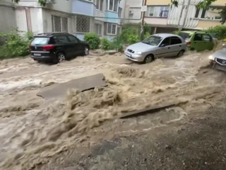 Улицы превратились в реки: такого наводнения в Ялте не было 100 лет