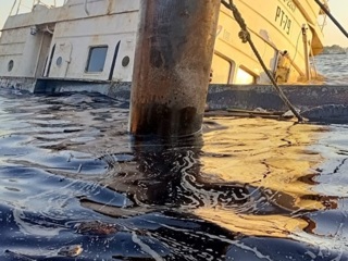 В Казани из затонувшего судна вытекает топливо