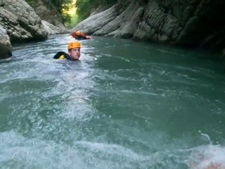 Спасатели достали из реки мужчину, погибшего при падении в каньон в Сочи