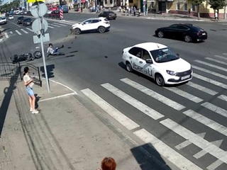 Серьезная авария с участием байкера в центре Калуги попала на видео