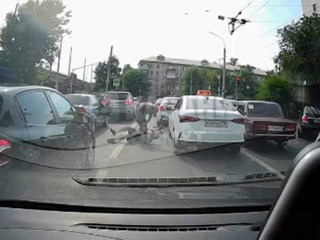 В Казани на проезжей части подрались таксист с велосипедистом