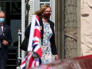 Посол Великобритании провела на Смоленской площади полчаса
