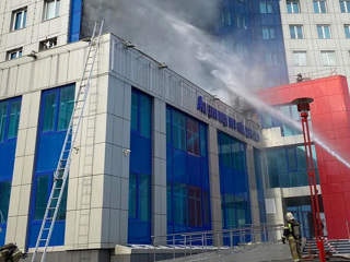 Из горящего здания в Новом Уренгое эвакуировались более 500 человек