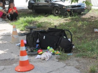 Машина сбила женщину с двумя детьми в центре Евпатории