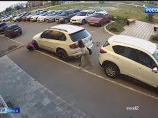 Ради лайков в TikTok: омские подростки скручивают колпачки с колес автомобилей