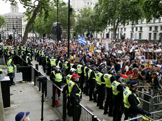 COVID-19 в мире: британцы вновь выходят на протесты