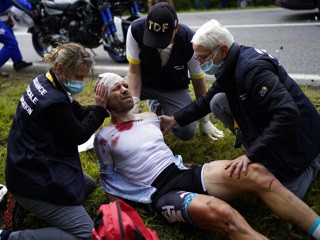 Испанский велосипедист сломал обе руки в массовом завале на 
