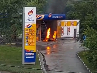 Столб черного дыма : в Новосибирске на АЗС загорелся автомобиль