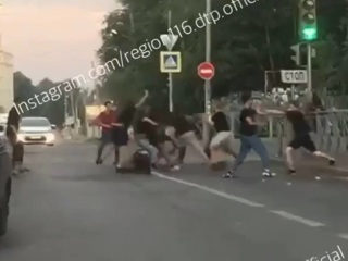 В центре Казани произошла массовая драка молодых людей