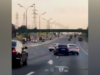 Разборки водителей на МКАД сняли на видео
