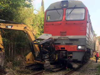 В Абхазии поезд Москва – Сухум врезался в трактор