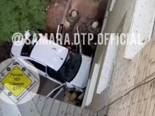На полном ходу: в Самаре автомобиль врезался в жилой дом