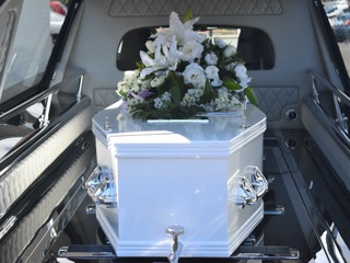В США судят сотрудницу похоронного бюро за торговлю останками