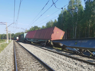 Почти 100 вагонов сошли с рельсов после столкновения поездов в Приамурье
